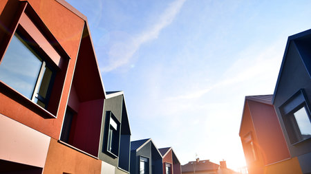 Terraced family homes in newly developed housing estate. The real estate market in the suburbs. New single family houses in a new development area. Residential homes with modern faの写真素材
