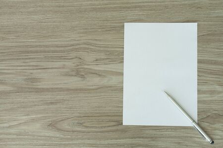 white paper note on wood backgroundの写真素材