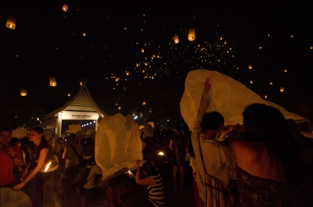 Chiang Mai , Thailand - 24 november 2012 , Yee Peng Festival peoples are enjoy to release floating lantern into the sky for worship Buddha's relicsのeditorial素材