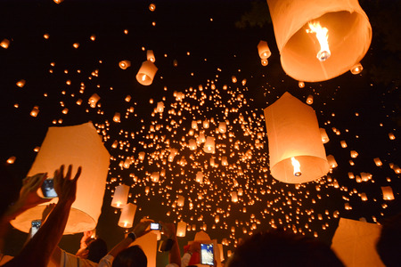 CHIANG MAI, THAILAND-Oct 25:Yee Peng Festival - people release floating lanterns to sky for make a wish for the future in Yee Peng Festival on October 25, 2014 in Chiang Mai, Thailandのeditorial素材
