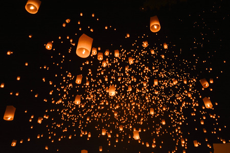CHIANG MAI, THAILAND-Oct 25:Yee Peng Festival - people release floating lanterns to sky for make a wish for the future in Yee Peng Festival on October 25, 2014 in Chiang Mai, Thailandのeditorial素材