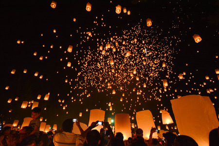 CHIANG MAI, THAILAND-Oct 25:Yee Peng Festival - people release floating lanterns to sky for make a wish for the future in Yee Peng Festival on October 25, 2014 in Chiang Mai, Thailandのeditorial素材