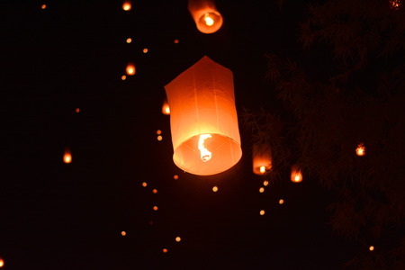 CHIANG MAI, THAILAND-Oct 25:Yee Peng Festival - people release floating lanterns to sky for make a wish for the future in Yee Peng Festival on October 25, 2014 in Chiang Mai, Thailandのeditorial素材