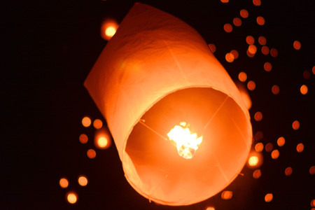 CHIANG MAI, THAILAND-Oct 25:Yee Peng Festival - people release floating lanterns to sky for make a wish for the future in Yee Peng Festival on October 25, 2014 in Chiang Mai, Thailandのeditorial素材