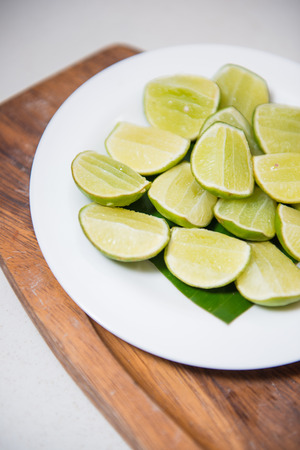 fresh lime wedges in white dish, lemonの写真素材