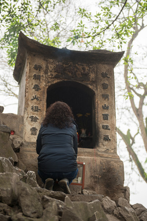 Hanoi, Vietnam Mar 13:: woman wish to pray for blessings at Ngoc Son Temple, Hanoi city on March 13, 2015 Vietnamのeditorial素材