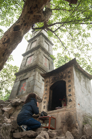 Hanoi, Vietnam Mar 13:: woman wish to pray for blessings at Ngoc Son Temple, Hanoi city on March 13, 2015 Vietnamのeditorial素材