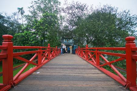 Hanoi, Vietnam Mar 13:: Ho Hoan Kiem or The Huc bridge at Ngoc Son Temple on March 13, 2015 Vietnamのeditorial素材
