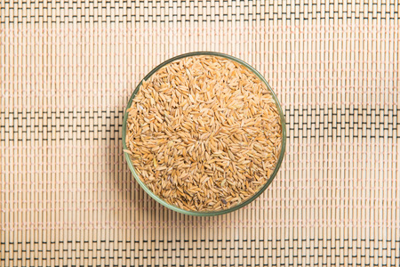 paddy rice in bowl on wood placemats, rawの写真素材