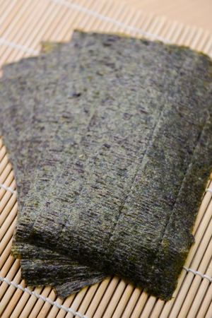 seaweed snack on bamboo mat, foodの写真素材
