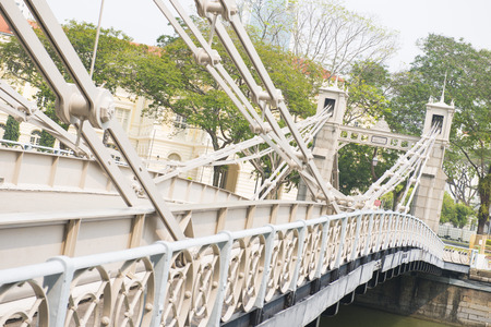 SINGAPORE, OCTOBER 13, 2015: "Pedestrian Cavenagh Bridge" it is the beautiful bridge in Singapore on October 13, 2015, landmarkのeditorial素材