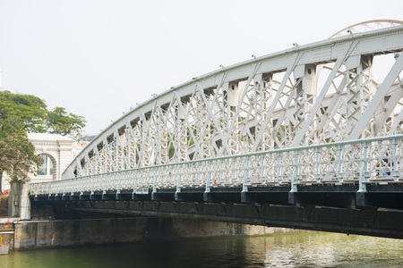 SINGAPORE, OCTOBER 13, 2015: "Anderson Bridge" it's Old colonial bridge located near Cavenah pedestrian bridge in Singapore on October 13, 2015, landmarkのeditorial素材