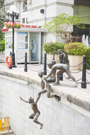 SINGAPORE, OCTOBER 13, 2015: "People of the River" the famous riverside sign of Singapore on October 13, 2015, landmarkのeditorial素材