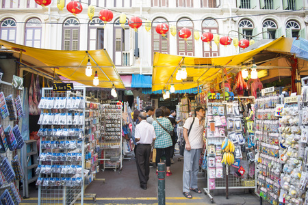 CHINATOWN, SINGAPORE - OCTOBER 12, 2015: Chinatown is place famous for shopping cheap souvenirs and bargains in Singapore on October 12, 2015, landmarkのeditorial素材