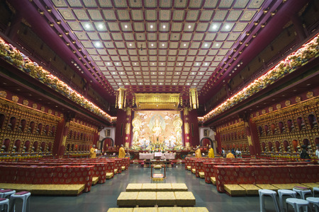 CHINATOWN, SINGAPORE - OCTOBER 12, 2015: interior of buddha tooth relic temple & museum is a very famous in Chinatown, Singapore on October 12, 2015, buildingのeditorial素材