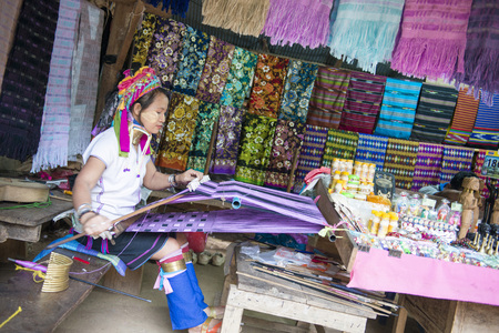 MAE HONG SON, THAILAND - DECEMBER 28, 2015: women from long neck tribe village at Mae Hong Son Province on december 28, 2015, Thailandのeditorial素材