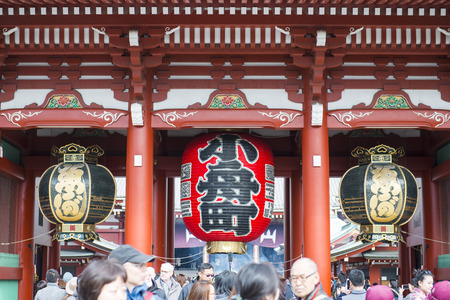 Asakusa - Japan , February 20, 2016 : Giant red lantern of Kaminari gate at Sensoji temple , Japanのeditorial素材