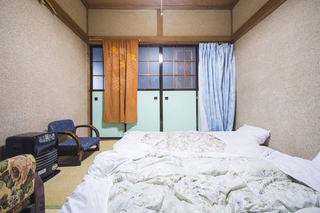 JAPAN - FEBRUARY 19, 2016 : traditional Japanese style bedroom, Tatami matのeditorial素材