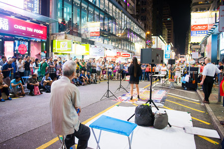 Mongkok, Hong Kong - September 22, 2016 : Singer is singing on walking street at Mongkok, Hong Kong, showのeditorial素材