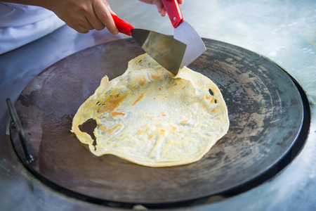 chef making a roti dough sheet on a pan, indian food
の写真素材