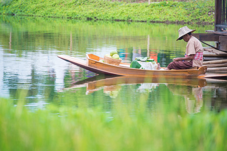 Thailand - 8 January 2017 :: row boat for sale fruits in floating market , Thaiのeditorial素材