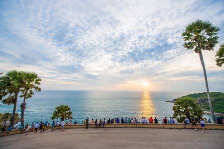 Phuket, Thailand - August 17, 2017 :Many tourist to watch the sunset at Promthep Cape, Phuket, Thailandのeditorial素材