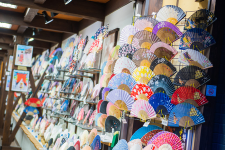 KYOTO, JAPAN - NOVEMBER 17, 2017 :Japanese traditional hand held folding fan for sale in shop on the street to Kiyomizu-dera temple in Kyoto, Japanのeditorial素材
