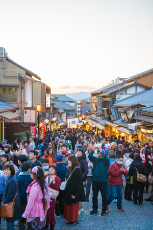 KYOTO, JAPAN - NOVEMBER 17, 2017 :Crowds of people at the shopping street along the way to Kiyomizudera Temple in Kyoto, Japanのeditorial素材