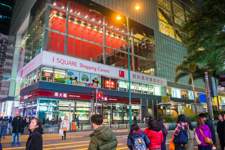 Tsim Sha Tsui, Hong Kong - January 10, 2018 :A crowd people waiting cross in the street at night in Tsim Sha Tsui, Hong Kongのeditorial素材