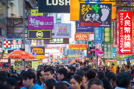 Mongkok ,Hong Kong - January 11, 2018 :Crowd people shopping and walking at Mong Kok shopping street, The Mongkok street is a very popular shopping place in Hong Kongのeditorial素材