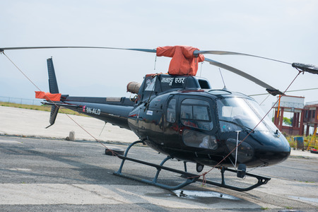 9 April 2018 - Nepal ::Rescue helicopter for patient from the Everest Base Camp , terkkingのeditorial素材