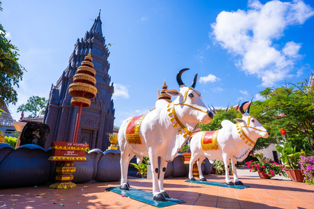 26 October 2018-Siem reap::sculpture at Wat Preah Prom Rath,Cambodiaのeditorial素材