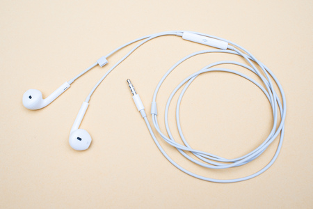 white earphone for use with smartphone,earpiece