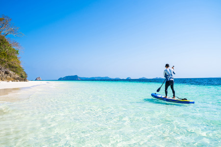 27 February 2019-Myanmar::tourist play paddle board at Nyuang Oo Phee island,Travelのeditorial素材