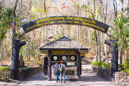 26 January 2020 - Leoi : traveler trekking to Phu Kradueng Mountain,Thailandのeditorial素材