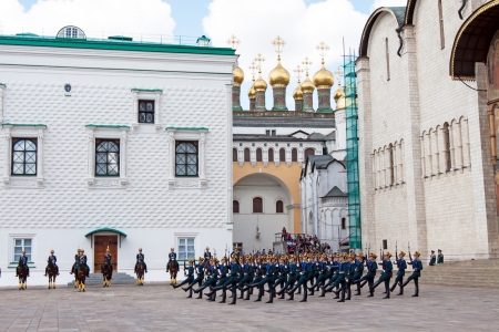 MOSCOW - JUNE 30: The guard of the president of Russia shows representation for guests in the Moscow Kremlin on June 30, 2012 in Moscowのeditorial素材