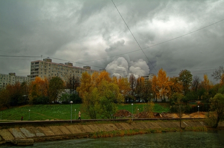 pond in autumn Park in Moscow, South-Western districtの写真素材