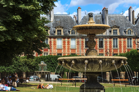 PARIS, FRANCE-JULY 29, 2016: The famous historical Place des Vosges in Parisのeditorial素材