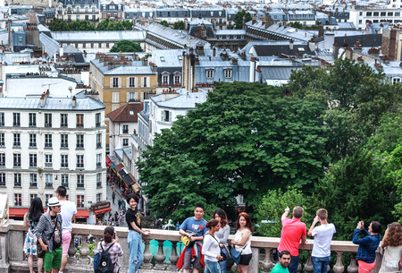 PARIS, FRANCE-JULY 28, 2016: On the hill of Montmartre in Paris in front of Sacre Coeur Cathedralのeditorial素材