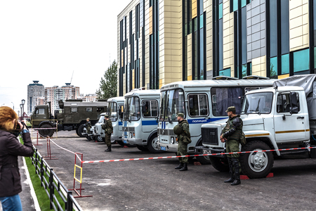Moscow, Russia - September 20, 2015: Meeting of protesting citizens in Moskovsky district of Maryino against dishonest elections and for removability of the power in Russia. A cordon from police in full fighting ammunition.のeditorial素材