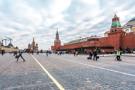 Moscow, Russia - October 14, 2015: Near the Kremlin and Red Square. The young man in good mood does gymnastic exercise on the square.のeditorial素材