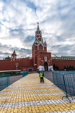 Moscow, Russia - October 14, 2015: Moscow Kremlin and Red Square. The officer of the federal security service (FSO) carries out access control on an entrance to the Kremlin.のeditorial素材