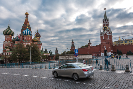 Moscow, Russia - October 14, 2015: Moscow Kremlin and Red Square. Entry into the Kremlin through Spasskaya Tower gate. The car at Red Square.のeditorial素材