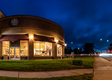 Early morning traffic around the Coffee Bean and Tea Leaf shop on the corner of the busy intersection of Telephone Road and Main Street on August 16, 2018 in Ventura, California.のeditorial素材