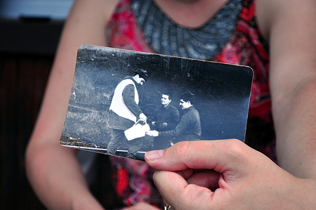 Young woman show the old picture in her handの写真素材