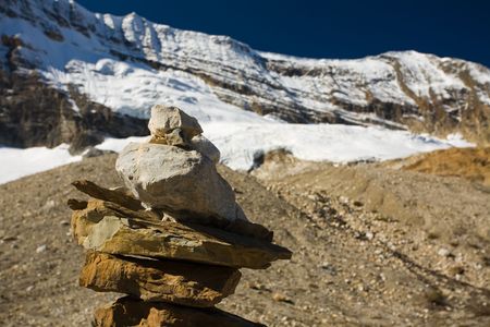 Rock cairn and glacier-capped mountain in the Canadian Rockies, Iceline, British Columbia, Canada.の写真素材