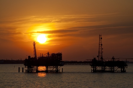 Oilrig in the sunsetの写真素材