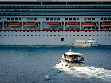 Tender boat bring back the passengers to the cruise shipのeditorial素材