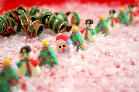 Christmas decoration on snow carpet.(Objets)
