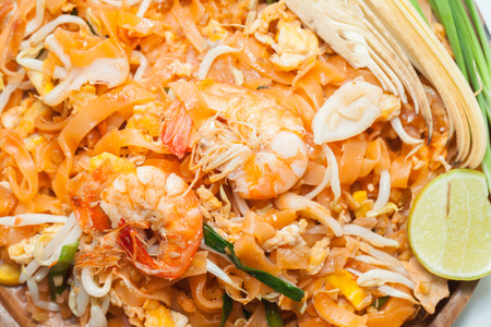 pad thai noodle on plate isolated on white backgroundの写真素材